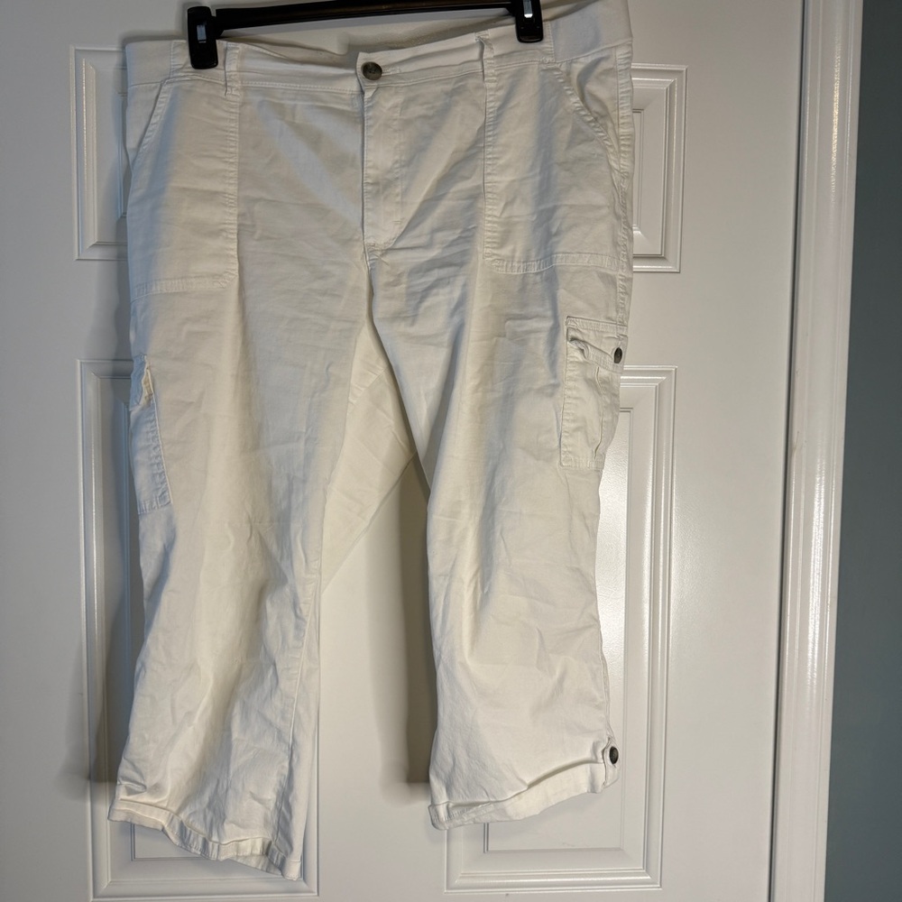 Women’s Lee Relaxed Fit White Mid Rise capri Pant w pockets 96% cottonsize 18
